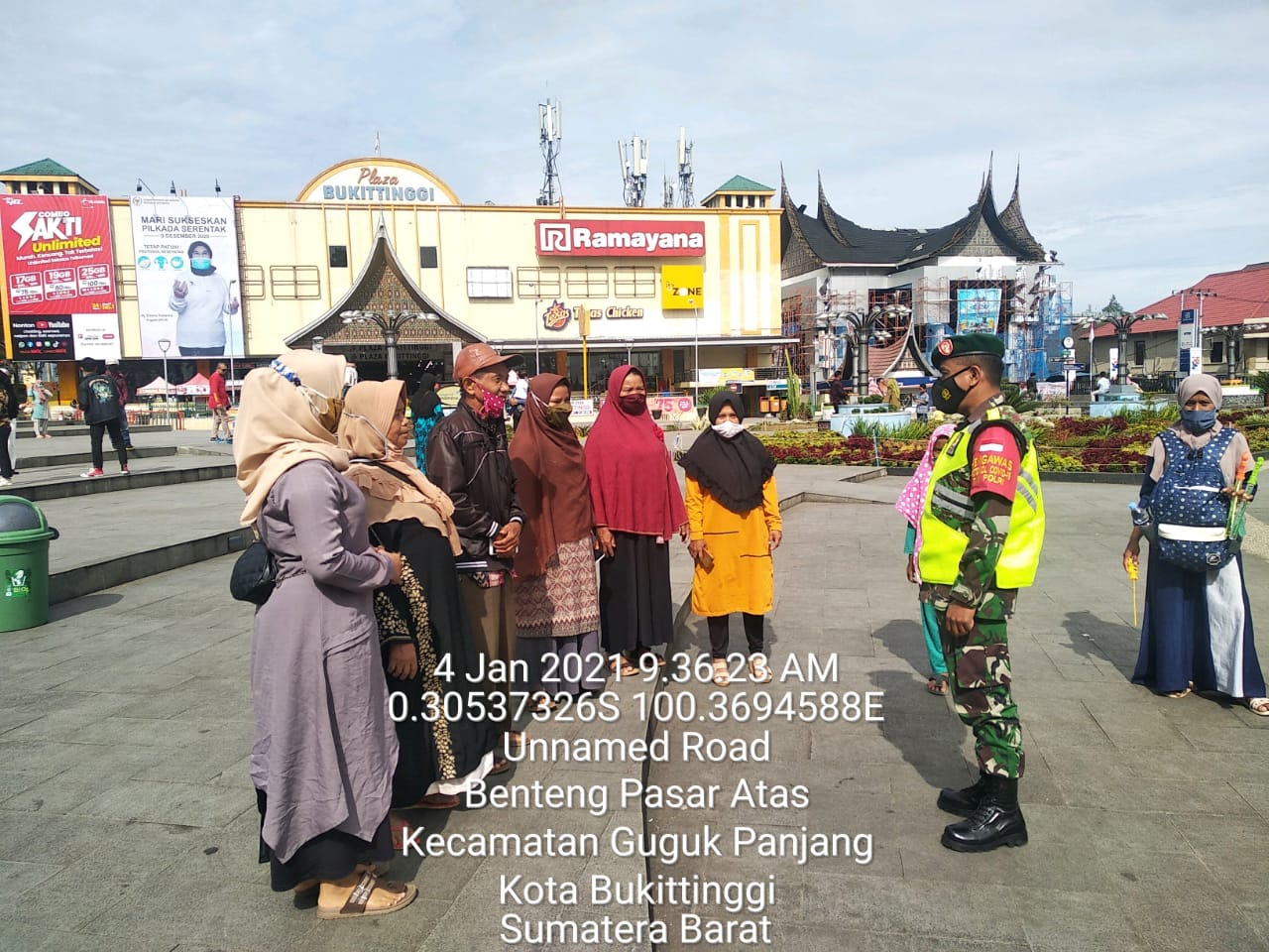 Tak Luput Dari Pantauan, Semua Pengunjung Jam Gadang Tetap Di Arahakan Untuk Tetap Patuhi Protokol Kesehatan