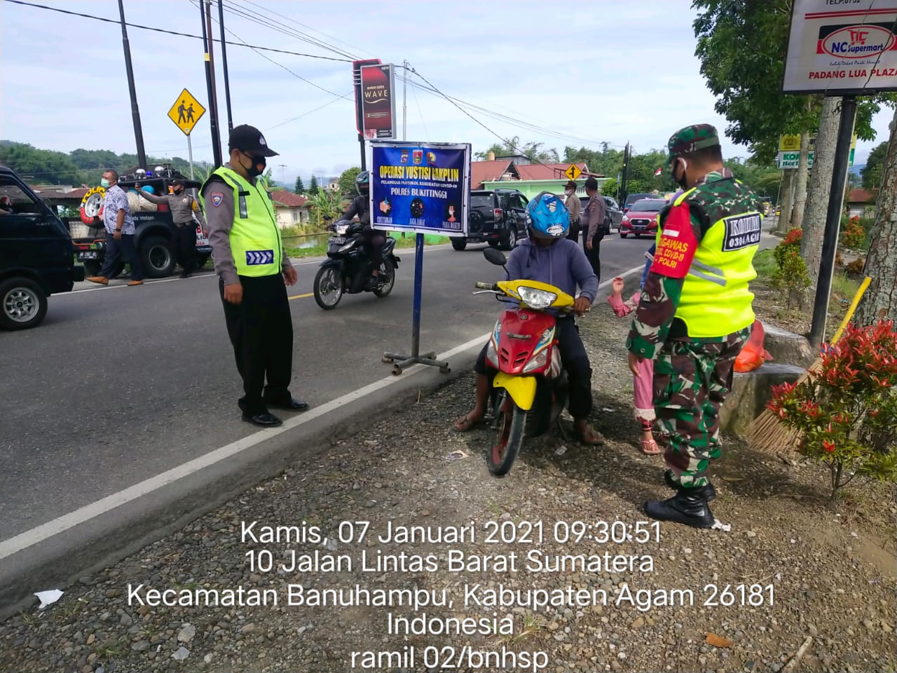 Babinsa Lakukan Patroli Gabungan Guna Kurangi Penyebaran Covid-19