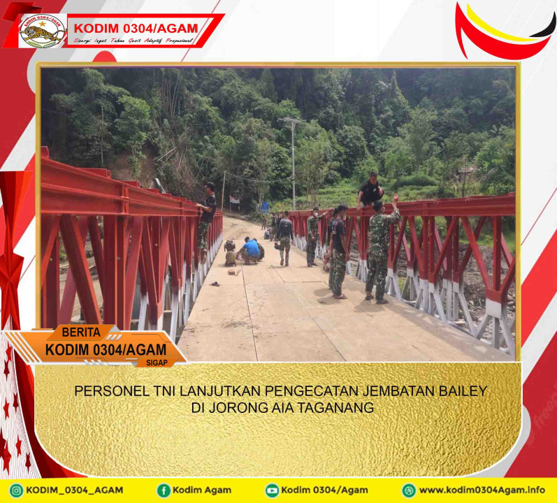 PERSONEL TNI LANJUTKAN PENGECATAN JEMBATAN BAILEY DI JORONG AIA TAGANANG