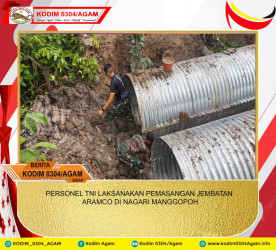 PERSONEL TNI LAKSANAKAN PEMASANGAN JEMBATAN ARAMCO DI NAGARI MANGGOPOH
